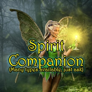 Op de afbeelding: Een fee met groene vleugels en een groene jurk houdt een gloeiende kaars vast in een bosrijke omgeving. De tekst "Spirit Companion (Many types available, just ask)" wordt in geel weergegeven.