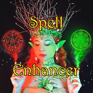 以下が含まれることがあります： 緑の尖った耳と葉の冠を持つ女性で、「Spell Enhancer」という言葉が黄色のスクリプトで書かれています。女性の顔は半分に分かれており、片側は赤、もう片側は緑です。彼女はそれぞれの手に炎を持ち、両側に魔法のシンボルがあります。