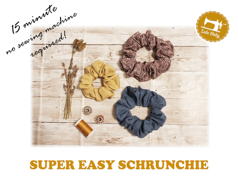 K&ouml;nnte beinhalten: Drei Stoff-Haargummis in verschiedenen Farben und Mustern auf einer Holzoberfl&auml;che. Die Haargummis sind gelb, braun und blau. Der Text "SUPER EASY SCHRUNCHIE" befindet sich am unteren Rand des Bildes. Der Text "15 Minuten, keine N&auml;hmaschine erforderlich!" befindet sich am oberen Rand des Bildes. Ein N&auml;hmaschinen-Symbol mit dem Text "Lulu Baby" befindet sich in der oberen rechten Ecke des Bildes.