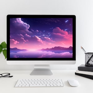 K&ouml;nnte beinhalten: Ein wei&szlig;er Desktop-Computer mit Tastatur und Maus. Der Bildschirm des Computers zeigt ein digitales Kunstwerk eines rosa und violetten Himmels mit Wolken und Sternen.