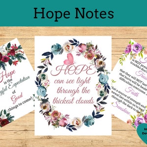 以下が含まれることがあります： 花輪と希望についてのインスピレーションを与える引用文が書かれた、印刷可能なデジタルアートプリント3点。引用文は次のとおりです。「希望とは、来るべき良いことの喜びに満ちた期待です！」「希望は、最も厚い雲を通して光を見ることができます。」「希望とは、問題が存在しないふりをしていることではありません。それは、問題が永遠に続くことはなく、傷は癒され、困難は克服されるという信頼です。それは、私たちの中に、暗闇を通して太陽の光へと導く力と再生の源があるという信仰です。」