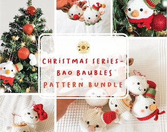 Peut inclure: Un ensemble d'ornements de Noël en crochet en forme de baos, avec différentes expressions faciales et des détails festifs. Les ornements sont blancs avec des accents rouges et verts, et sont suspendus à un sapin de Noël. L'image comprend le texte "Christmas Series - Bao Baubles - Pattern Bundle".