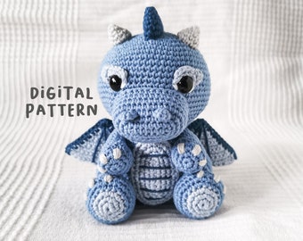 Könnte beinhalten: Ein gehäkeltes blaues Drachen-Amigurumi-Spielzeug mit weißen Akzenten. Der Drache hat ein kleines Horn auf dem Kopf, große Augen und einen gestreiften Körper. Digitales Muster.