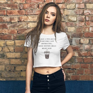 Puede incluir: Camiseta blanca recortada con un gráfico en blanco y negro de una taza de café y el texto "Tenía un dólar por cada vez que me distraía... El café suena genial ahora."
