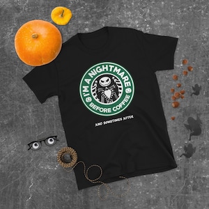 Puede incluir: Camiseta negra con un logotipo verde y blanco que dice "I'm a Nightmare Before Coffee" y presenta un personaje de dibujos animados. El texto debajo del logotipo dice "And Sometimes After."