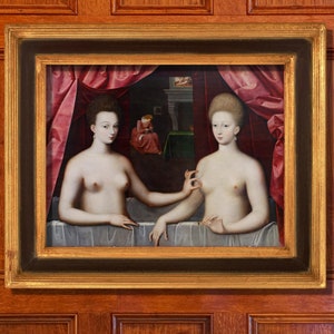 Op de afbeelding: Een ingelijst schilderij in renaissancestijl met twee naakte figuren. De figuren hebben een lichte huid en donker en licht haar, tegen een achtergrond van rode gordijnen en een kamer met een open haard. Het schilderij zit in een gouden lijst.