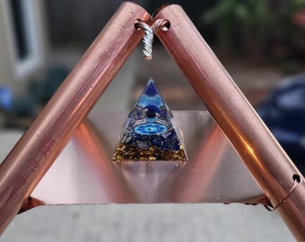 Añade un estante de cobre a la parte superior de la pirámide de cristal GIZA. Pirámide de meditación de cobre de 51,85 grados. Potente generador de energía para la carga y sanación del cristal.