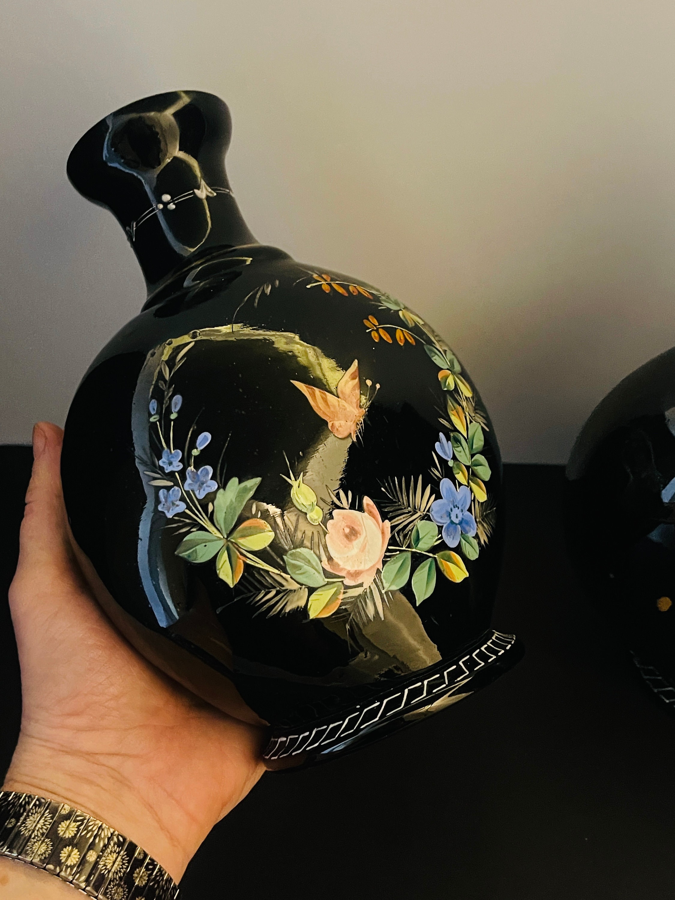 ビクトリア朝の黒ガラスフラスコ花瓶、手描きの蝶、ペア - Etsy 日本
