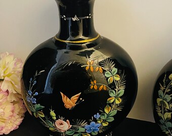 ビクトリア朝の黒ガラスフラスコ花瓶、手描きの蝶、ペア - Etsy 日本