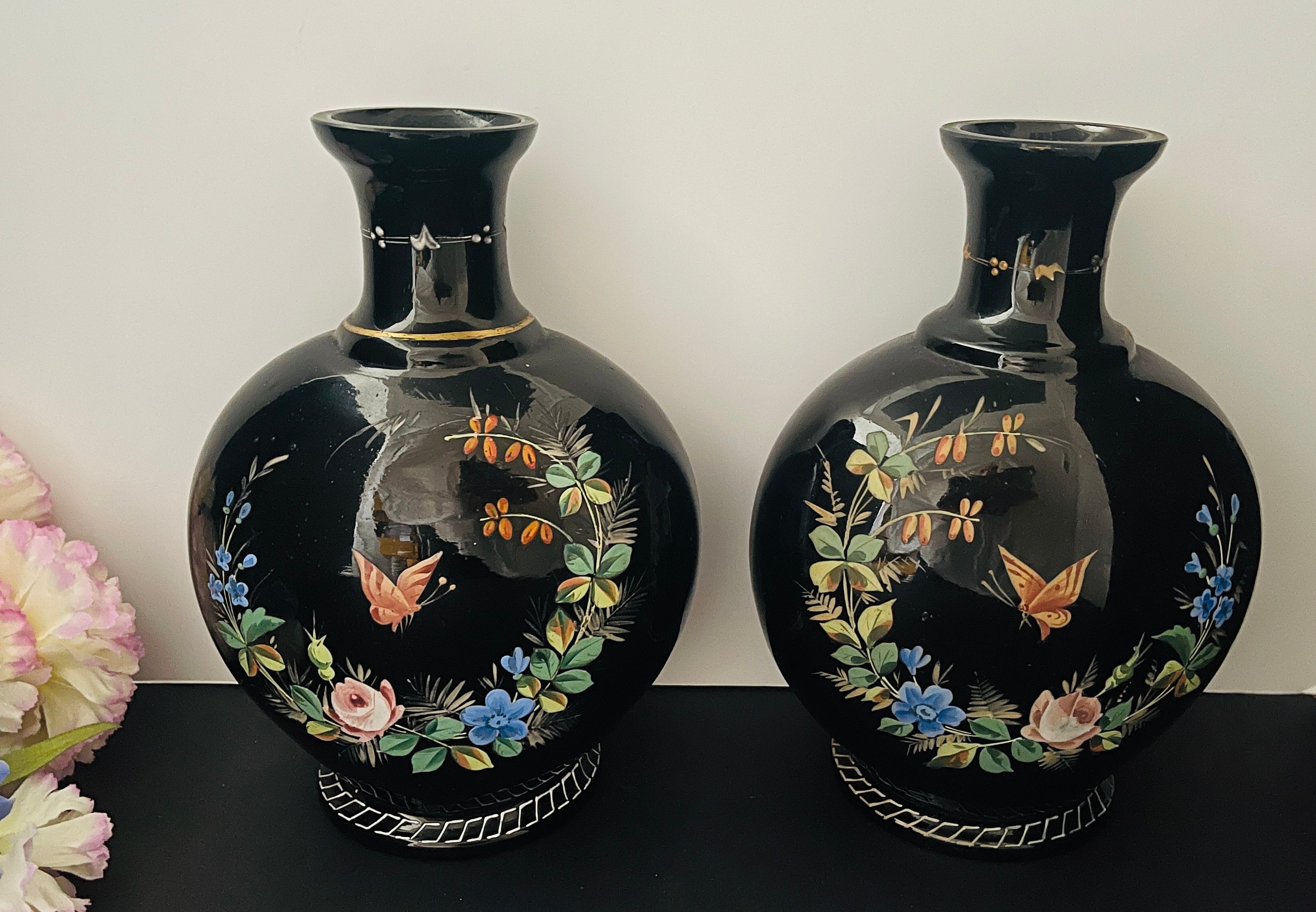 黒いガラス花瓶 フラスコ型 ビクトリア朝の黒ガラスフラスコ花瓶、手描きの蝶、ペア - Etsy 日本