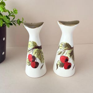 Peut inclure: Une tasse en céramique blanche avec une anse noire et l'inscription "But First, Coffee" en gras noir. La tasse contient un liquide foncé, probablement du café, posée sur une surface claire.
