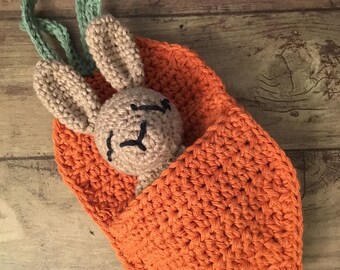 Conejito soñoliento en una cama de zanahorias