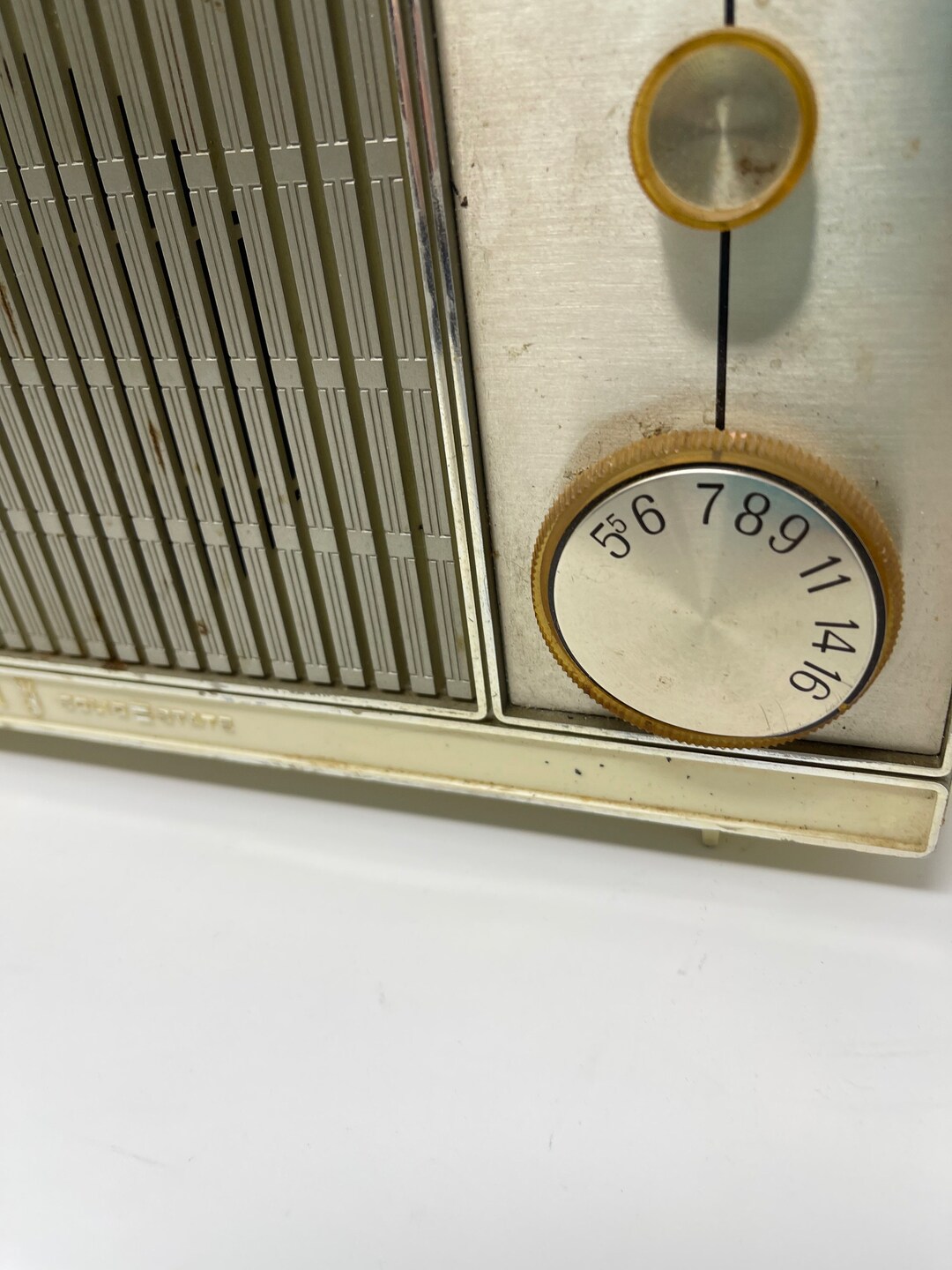 Zenith Vintage Solid State Radio / Cream Beige AM Radio