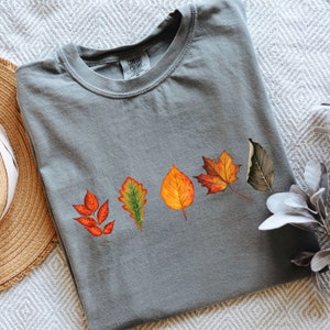 Komfortfärger höstlöv t-shirt, höstlöv t-shirt, naturälskare gåva, campingtröja vandringströja rustik natur rund hals vandringströja Grey