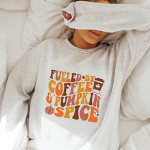 グルーヴィーなパンプキンスパイス スウェットシャツ、レトロ パンプキン シャツ、かわいい秋シャツ、かわいいハロウィン シャツ、秋スウェットシャツ、コーヒー風味スウェットシャツ