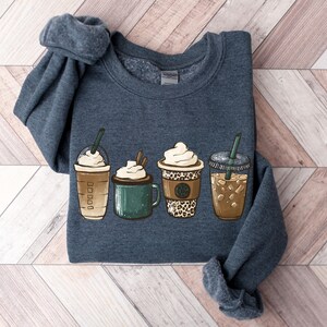 コーヒー スウェットシャツ、コーヒー セーター、まずはコーヒー、コーヒー好きへのギフト、コーヒー プリーズ シャツ、レディース クルーネック スウェットシャツ、レディース プラスサイズ 画像 3