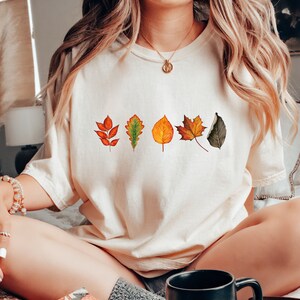 Komfortfärger höstlöv t-shirt, höstlöv t-shirt, naturälskare gåva, campingtröja vandringströja rustik natur rund hals vandringströja Ivory
