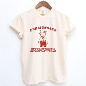 Niet gediagnosticeerd, maar er is iets absoluut mis Grappig shirt, memeshirt, losgeslagen shirt, raar shirt geestelijke gezondheid comfort kleuren unisex t-shirt