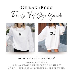 Puede incluir: Gu&iacute;a de tallas para sudaderas Gildan 18000. Una modelo lleva una talla M para un ajuste relajado y una talla 2XL para un ajuste holgado. El texto dice "Gu&iacute;a de tallas de moda".