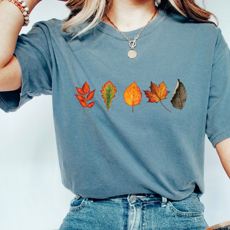 Komfortfärger höstlöv t-shirt, höstlöv t-shirt, naturälskare gåva, campingtröja vandringströja rustik natur rund hals vandringströja Blue Jean