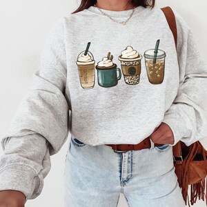 コーヒー スウェットシャツ、コーヒー セーター、まずはコーヒー、コーヒー好きへのギフト、コーヒー プリーズ シャツ、レディース クルーネック スウェットシャツ、レディース プラスサイズ 画像 2