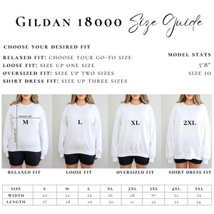 Puede incluir: Tabla de tallas para sudaderas Gildan 18000, que muestra diferentes ajustes: relajado, holgado, de gran tama&ntilde;o y vestido de camisa. La tabla incluye medidas de ancho y largo en pulgadas para las tallas S a 5XL.