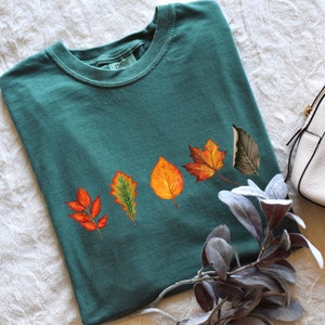 Komfortfärger höstlöv t-shirt, höstlöv t-shirt, naturälskare gåva, campingtröja vandringströja rustik natur rund hals vandringströja Blue Spruce