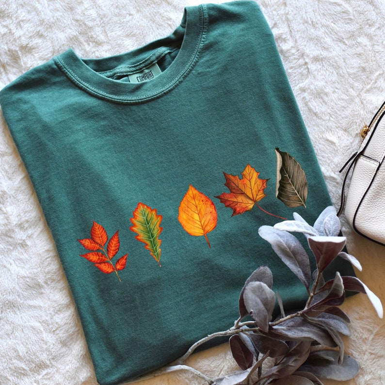 Komfortfärger höstlöv t-shirt, höstlöv t-shirt, naturälskare gåva, campingtröja vandringströja rustik natur rund hals vandringströja Blue Spruce