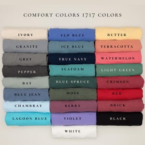 Puede incluir: Una carta de colores de 17 colores diferentes de tela, etiquetados con los nombres de cada color. Los colores incluyen marfil, azul flo, mantequilla, granito, azul hielo, terracota, gris, azul marino, sand&iacute;a, pimienta, espuma de mar, verde claro, bah&iacute;a, abeto azul, carmes&iacute;, rojo, musgo, baya, ladrillo, azul laguna, violeta, negro y blanco.
