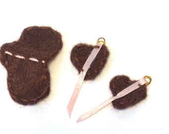 Brown and pink shaped show pad with jump boots for Schleich toy horse