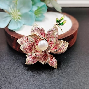 Broche de libélula sobre flor de loto: broche de solapa rosa de alta gama, perla de agua dulce, circonita cúbica con micro pavé.