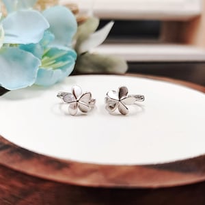 Niedliche Blüten Ohrringe | Sterling Silber überzogen | Kleine Blumen Creolen | Huggies | Minimalistische Ohrringe | Geburtstagsgeschenk für sie