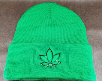 Hoja de marihuana Beanie en relieve