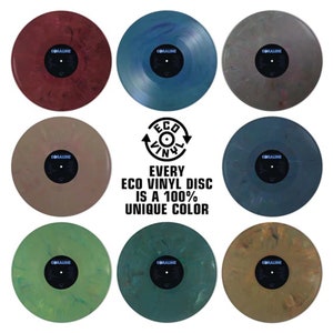 Pu&ograve; includere: Nove dischi in vinile di colori diversi con il testo "CORALINE" e "ECO VINYL" stampato su di essi. Ogni disco in vinile ecologico &egrave; un colore unico al 100%.