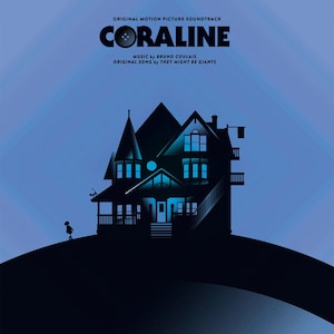 Pu&ograve; includere: Una silhouette nera di una casa con un bagliore blu alle finestre. La casa si trova su una collina con una piccola figura che cammina verso di essa. Il testo "ORIGINAL MOTION PICTURE SOUNDTRACK CORALINE MUSIC by BRUNO COULAIS ORIGINAL SONG by THEY MIGHT BE GIANTS" &egrave; nella parte superiore dell'immagine.