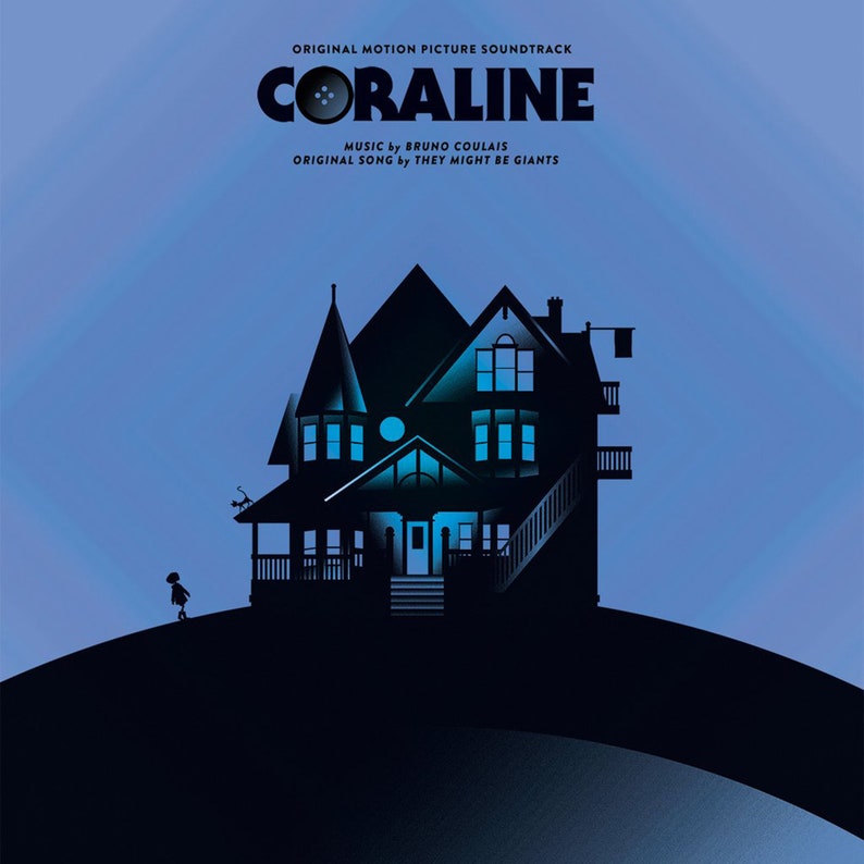 Pu&ograve; includere: Una silhouette nera di una casa con un bagliore blu alle finestre. La casa si trova su una collina con una piccola figura che cammina verso di essa. Il testo "ORIGINAL MOTION PICTURE SOUNDTRACK CORALINE MUSIC by BRUNO COULAIS ORIGINAL SONG by THEY MIGHT BE GIANTS" &egrave; nella parte superiore dell'immagine.