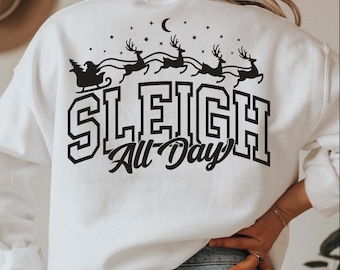 Könnte beinhalten: Weißes Sweatshirt mit einem schwarzen Aufdruck von Santa's Schlitten und Rentieren unter einem Mond und Sternen. Der Text "SLEIGH All Day" ist darunter in einer fetten, kantigen Schriftart gedruckt.
