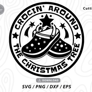 Puede incluir: Gráfico en blanco y negro con un par de zapatos Crocs, estrellas y el texto "CROCIN' AROUND THE CHRISTMAS TREE". El diseño es circular, con formatos de archivo SVG, PNG, DXF y EPS.
