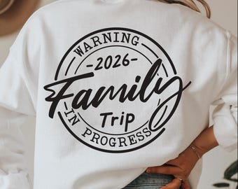 Viaggio in famiglia in corso 2026 SVG: Design per maglietta vacanze (Download digitale)