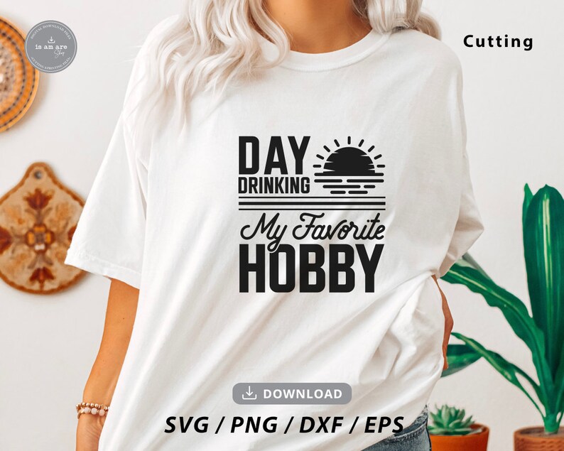 Puede incluir: Camiseta blanca con texto negro que dice "Day Drinking My Favorite Hobby" con un gr&aacute;fico de sol y olas.