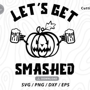 Puede incluir: Gráfico de Halloween en blanco y negro con el texto "LET'S GET SMASHED". Una calabaza tallada sostiene una jarra de cerveza en cada mano. La imagen incluye "SVG / PNG / DXF / EPS" y un icono de descarga.