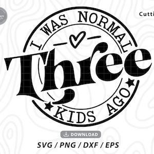 Peut inclure: Conception graphique en noir et blanc avec un tampon circulaire qui dit "J'étais normal il y a trois enfants" avec un cœur au milieu. Le texte est dans une police de caractères audacieuse et stylisée.