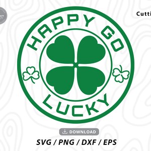 Może przedstawiać: Zielone koło z tekstem "HAPPY GO LUCKY" wokół koniczyny czteroliściennej.