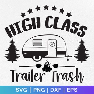 Può includere: Illustrazione in bianco e nero di un camper con il testo "HIGH CLASS TRAILER TRASH" e cinque stelle sopra il testo. Il camper è circondato da due pini e un falò con marshmallow su bastoncini.