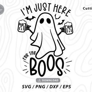 Könnte beinhalten: Schwarz-weißes Halloween-Design mit einem Geist, der Bierkrüge hält, und dem Text "I'M JUST HERE FOR THE BOOS". Enthält Fledermäuse und das Wort "DOWNLOAD". Erhältlich in den Formaten SVG, PNG, DXF und EPS. Ein Schnittdesign.