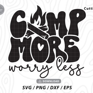 Peut inclure: Conception graphique en noir et blanc avec le texte "Camp More Worry Less" dans une police de caractères stylisée. Un feu de camp avec des flammes est intégré à la conception.