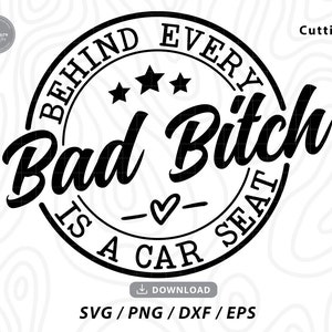 Behind Every Bad Bitch è un seggiolino auto svg, mamma vita svg, festa della mamma svg, mamma svg, mamma divertente svg, seggiolino auto svg, file svg per cricut