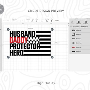 Op de afbeelding: Een Cricut Design Preview die een zwart-witte Amerikaanse vlag toont met de woorden "Husband Daddy Protector Hero" in rood en zwart. Het ontwerp is in lagen gescheiden om te snijden.
