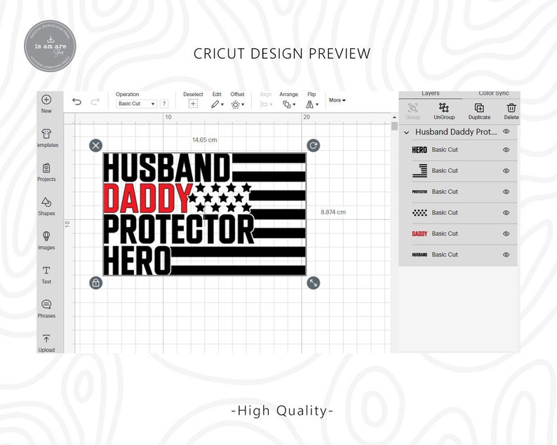 Op de afbeelding: Een Cricut Design Preview die een zwart-witte Amerikaanse vlag toont met de woorden "Husband Daddy Protector Hero" in rood en zwart. Het ontwerp is in lagen gescheiden om te snijden.