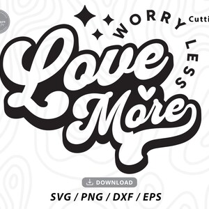 Peut inclure: Conception graphique en noir et blanc avec le texte "Worry Less Love More" dans une police de caractères stylisée. Le texte est dans un cercle avec un petit cœur au centre. Le design est parfait pour un fichier de découpe.